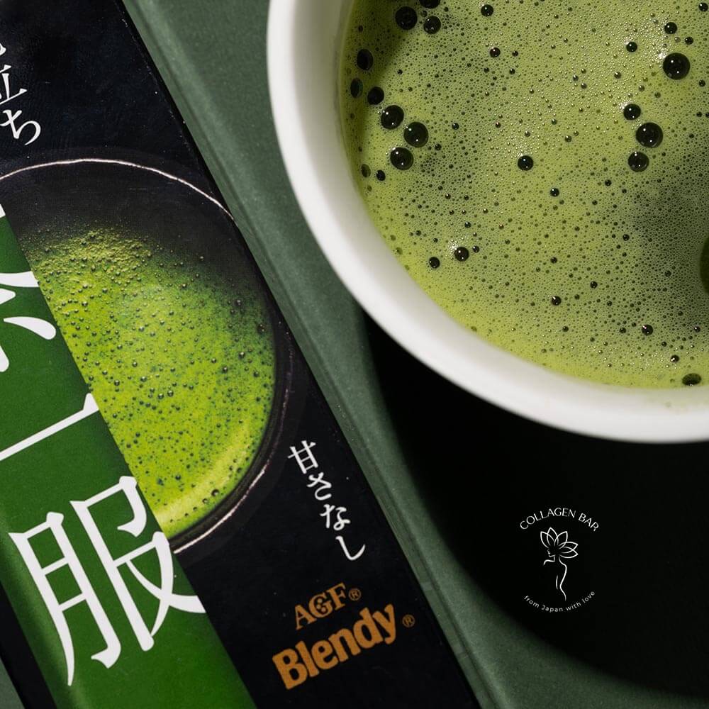 Приготований чай AGF Blendy Matcha в чашці і фрагмент упаковки. Вид зверху.